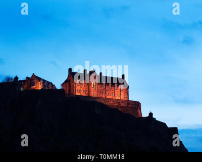 Das Edinburgh Castle mit Flutlicht in der Abenddämmerung von der Princes Street Gardens Edinburgh Schottland Stockfoto