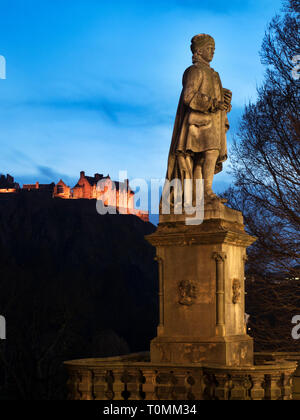 Allan Ramsay Statue in West Princes Street Gardens mit Edinburgh Castle in der Ferne Edinburgh Schottland Stockfoto