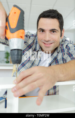 Man bohren die Wand mit Bohrer perforator Stockfoto