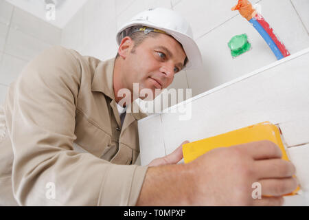 Kasten mit Werkzeug in der Hand des Builder Stockfoto