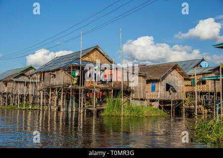 Holzhäuser auf dem Wasser auf Stelzen, einem Fischerdorf am Inle See Stockfoto