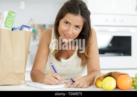 Prüfen Einkaufsliste Stockfoto