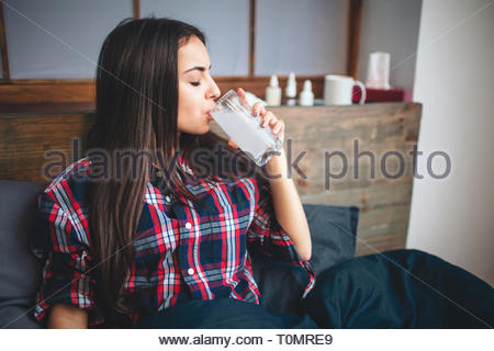 Yong Frau Medikamente einnehmen. Im Haus Stockfoto