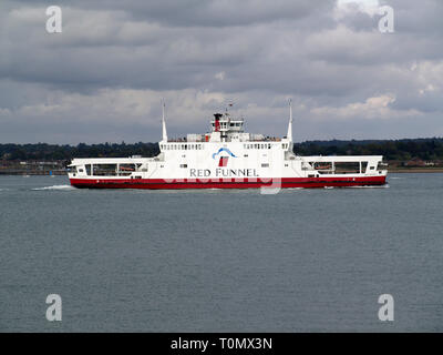 Red Funnel Fähren, Red Osprey an den Southampton Docks, von Hythe Marina, Hampshire, England, Großbritannien Stockfoto