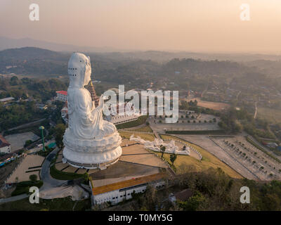 Eine Luftaufnahme des Wat Huay Pla Kang Tempel in Chiang Rai, Thailand Stockfoto