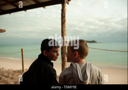 9 Jahr alt und 7 Jahre alten Jungen außerhalb eines Lean Beach Hut auf Putney Strand, Great Keppel Island, Queensland, Australien Stockfoto