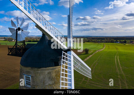 Drone schoss der Windmühle am Großen Haseley, Oxfordshire Stockfoto