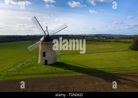 Drone schoss der Windmühle am Großen Haseley, Oxfordshire Stockfoto