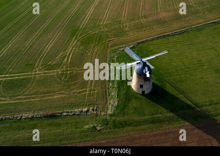 Drone schoss der Windmühle am Großen Haseley, Oxfordshire Stockfoto