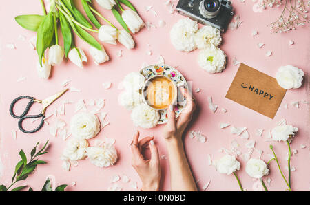 Kaffee in weibliche Hände, Blumen, Filmkamera und Zeichen glücklich Stockfoto