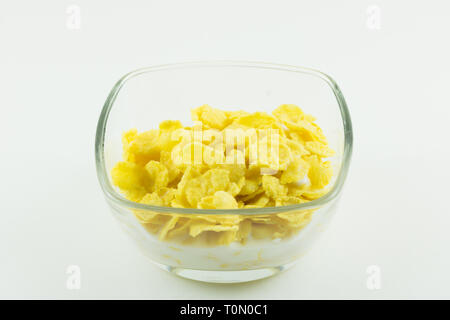 Schüssel Cornflakes auf weißem Hintergrund isoliert Stockfoto