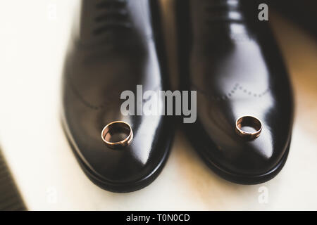 Herren Zubehör mit Luxus Schuhe. Ansicht von oben. Stockfoto