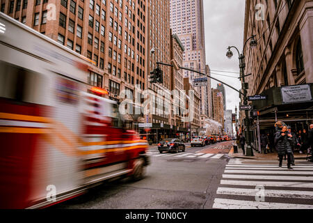 Große Schwierigkeiten in den Big Apple! Krankenwagen stürzt sich in einer Straße. Stockfoto