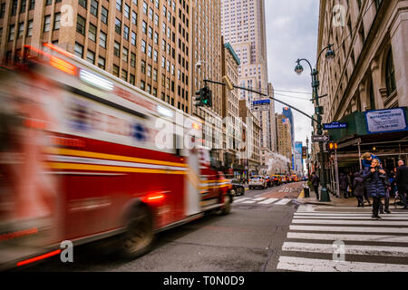 Große Schwierigkeiten in den Big Apple! Krankenwagen stürzt sich in einer Straße. Stockfoto