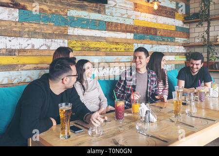 Glückliche Gruppe von besten Freunden Spaß zusammen an den trendy Pub Stockfoto