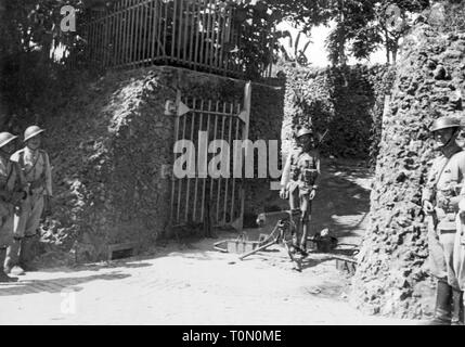 Seeleute Meuterei in Lisboa, 8.9.1936, Sentry der Armee nach der Unterdrückung, 17.9.1936, Matrose, Seemann, Matrosen, Seeleute, Aufstand, Rebellion, Aufständen, Revolten, Rebellionen, in der Revolte, Soldaten, soldier, portugiesischen Armee, Streitkräfte, Vickers machine gun, Brodie Stahlhelm, Stahlhelm, Stahlhelme, Eingang, Eingang, Tor, Tore, Guard, Militärdiktatur, Militärdiktaturen, Estado Novo, Portugal, 30s, 30s, 20. Jahrhundert, Leute, Männer, Mann, männlich, Lisboa, Lissabon, Armee, Armeen, historischen, geschichtlichen, Additional-Rights - Clearance-Info - Not-Available Stockfoto