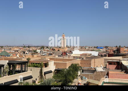 Ben Youssef Moschee und Marrakesch Skyline vom Secret Garden Tower, Rue De Mouassine, Medina, Marrakesch, Marrakesh-Safi region, Marokko, Nordafrika Stockfoto