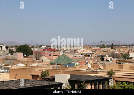 Marrakesch Skyline Blick nach Osten von der Secret Garden Tower, Rue De Mouassine, Medina, Marrakesch, Marrakesh-Safi region, Marokko, Nordafrika Stockfoto