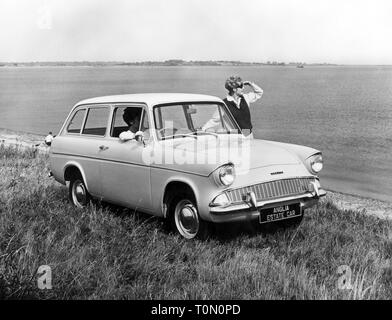 Transport/Verkehr, Autos, Fahrzeug Varianten, Ford Anglia 105E Immobilien de Luxe, Ansicht von rechts vorne, Ford von Großbritannien, 1960er Jahre, Additional-Rights - Clearance-Info - Not-Available Stockfoto