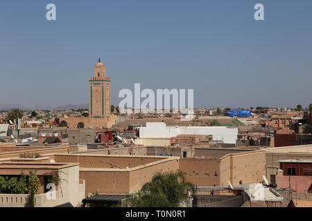 Ben Youssef Moschee und Marrakesch Skyline vom Secret Garden Tower, Rue De Mouassine, Medina, Marrakesch, Marrakesh-Safi region, Marokko, Nordafrika Stockfoto