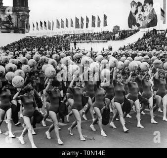 Geographie/Reisen, Deutschland, Ostdeutschland, Organisationen, Freie Deutsche Jugend (FDJ), Veranstaltungen, Deutschland Tagung der Jugend für Frieden und fraterity von Menschen, Parade am Marx-Engels-Platz, Ost-Berlin, Pfingsten, 17.5.1964, Additional-Rights - Clearance-Info - Not-Available Stockfoto