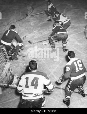 Sport, Wintersport, Eishockey, Spiel, Aktion vor dem Ziel, Nordamerika, ca. 1950,- Additional-Rights Clearance-Info - Not-Available Stockfoto