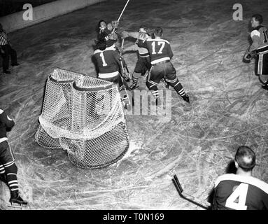 Sport, Wintersport, Eishockey, Spiel, Aktion vor dem Ziel, Nordamerika, ca. 1950,- Additional-Rights Clearance-Info - Not-Available Stockfoto