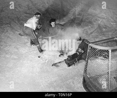 Sport, Wintersport, Eishockey, Spiel, Aktion vor dem Ziel, Nordamerika, ca. 1950,- Additional-Rights Clearance-Info - Not-Available Stockfoto