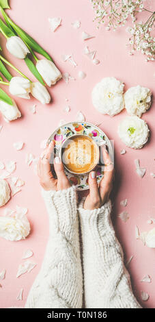 Feder Layout mit Kaffee in weibliche Hände und weißen Blumen Stockfoto