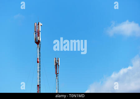 Technologie auf der Oberseite der Telekommunikation GSM (5G, 4G) tow Towers mit kopieren. Zwei Handy Antennen in den Himmel. Stockfoto