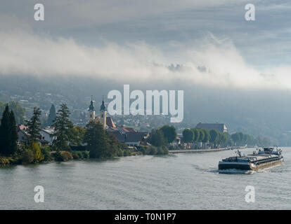 Kommerziellen frachtkahn vorbei an der Riverside Stadt Hafnerzell Österreich auf der Donau Stockfoto