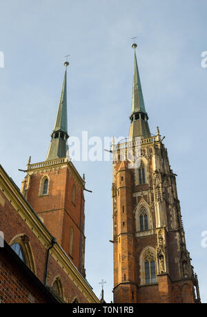 Katedra Sw Jana Chrzciciela oder st. Johannes der Täufer Kathedrale Wroclaw, Polen. Ansicht von der Rückseite der zwei Türme. Stockfoto