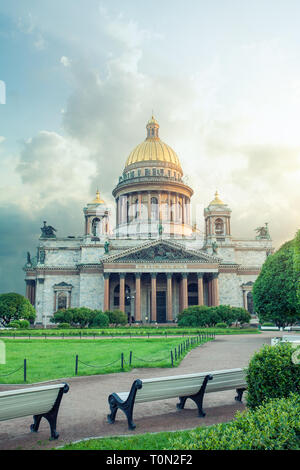 Die größte Russisch-orthodoxe Kathedrale in der Stadt. Isaak Kathedrale oder Isaakievskiy Sobor in Sankt Petersburg. Schönen Sommer Blick mit blauem Himmel Stockfoto