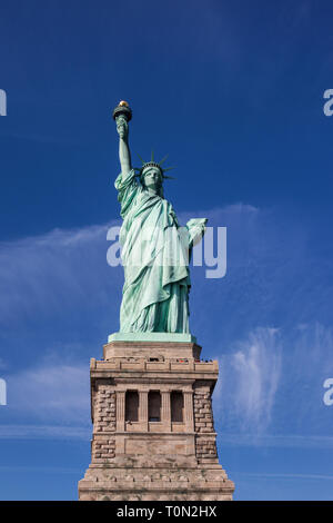 Vorderansicht des Freiheitsstatue National Monument und des Pedestals vor blauem Himmel, New York City, die Vereinigten Staaten von Amerika, USA Stockfoto