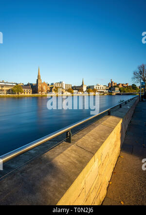 Eine Inverness anzeigen Suchen; entlang des Flusses Ness in Richtung Inverness Castle im Herbst. Stockfoto