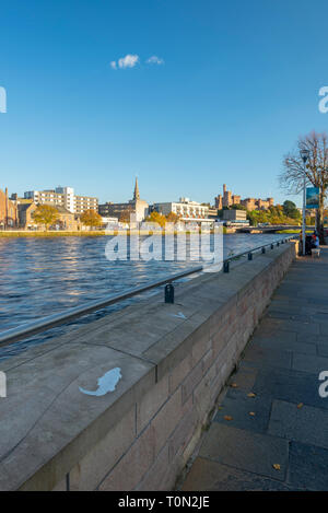 Eine Inverness anzeigen Suchen; entlang des Flusses Ness in Richtung Inverness Castle im Herbst. Stockfoto