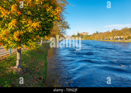 Eine hübsche Inverness Blick entlang des Flusses Ness; Blick zurück in Richtung Inverness Castle. Stockfoto