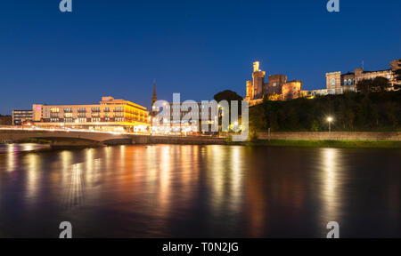 Eine Inverness; Blick über den Fluss Ness in Richtung Inverness Castle in der Nacht. Stockfoto