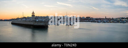 Eine Panorama-aufnahme von Ramsgate Royal Hafen bei Sonnenuntergang. Stockfoto