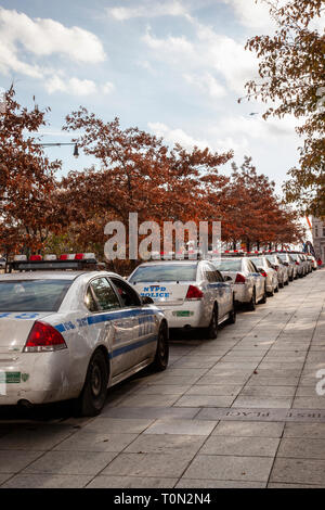 NYPD - New York City Police Department Autos in einer Reihe geparkt, New York City, die Vereinigten Staaten von Amerika. USA Stockfoto