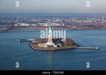 Luftaufnahme von Liberty Island und der Freiheitsstatue von einem Hubschrauberrundflug, New York Harbour, New York, USA, den Vereinigten Staaten von Amerika Stockfoto