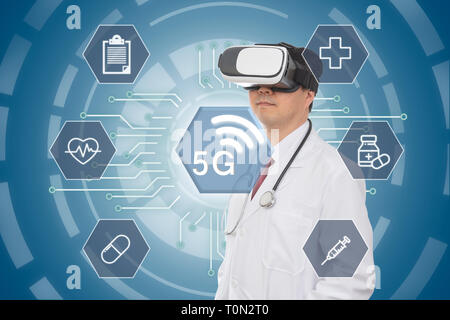 Männlicher Arzt tragen virtual reality Brillen. 5 G medizinisches Konzept. Computer Grafik. Stockfoto