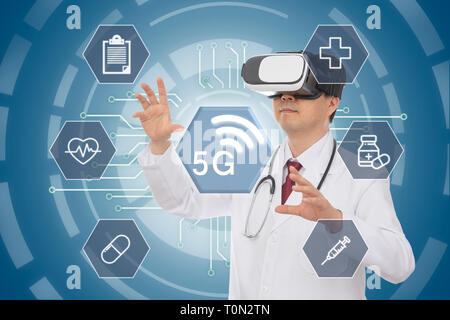 Männlicher Arzt tragen virtual reality Brillen. 5 G medizinisches Konzept. Computer Grafik. Stockfoto