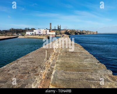 St Andrews Hafen und St. Andrews Abtei an einem sonnigen Frühlingsmorgen St Andrews, Fife, Schottland Stockfoto