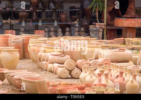 Schöne Keramik Schüsseln, Flaschen in der Töpferei. Stockfoto
