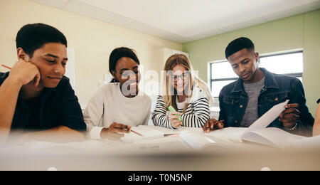 Vielfältige Gruppe von Studenten mit Bücher Vorbereitung für die Prüfung in der Hochschule Unterricht. Gruppe von Jungen und Mädchen lernen mit Büchern. Stockfoto