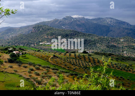 Fernsicht auf die Berge oben Pueblo von Comares, Axarquia, Malaga, Andalusien, Costa del Sol, Spanien Stockfoto