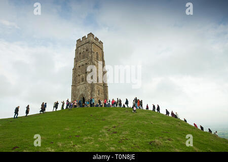 Grossbritannien, England, Somerset. Glastonbury Tor Wallfahrt findet am 11.11.11 für den Frieden und nicht den Krieg zu beten. Stockfoto