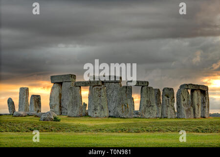 Grossbritannien, England, Wiltshire. Stonehenge unter stürmischen Himmel bei Sonnenuntergang. Stockfoto