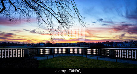 Panorama vom Sonnenuntergang über der Schweriner Altstadt im Hintergrund. Mecklenburg-Vorpommern Deutschland Stockfoto